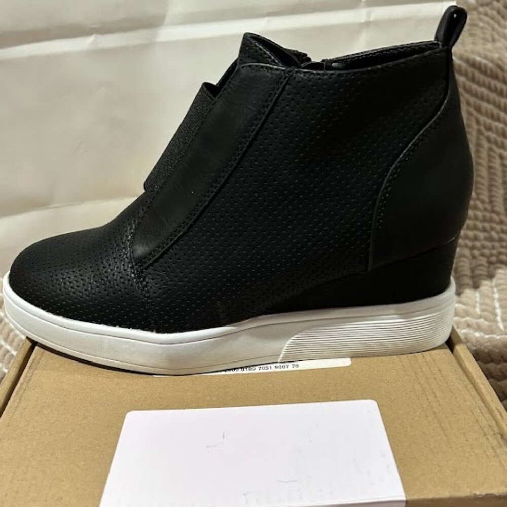 Journee Collection wedge tennis with elastic and zipper